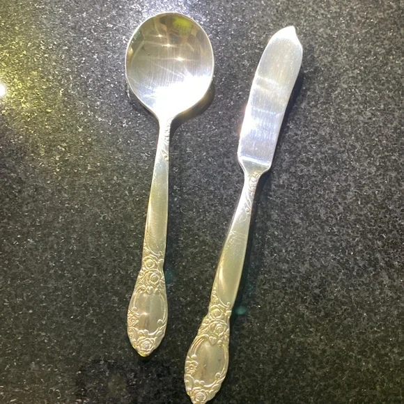 Vintage Oneida Ltd Silversmiths Flatware Set of 45 Pieces with Anti Tarnish Box - Picture 12 of 17